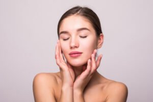 Read more about the article خمسة أسرار للحصول على بشرة نضرة وشعر صحي: نصائح من خبراء هيليني كوزمتكس