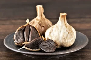 Read more about the article فوائد الثوم الأسود وخصائصه العلاجية