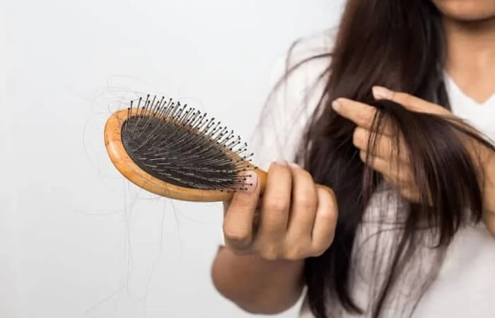 Read more about the article أسباب تساقط الشعر وعلاجه